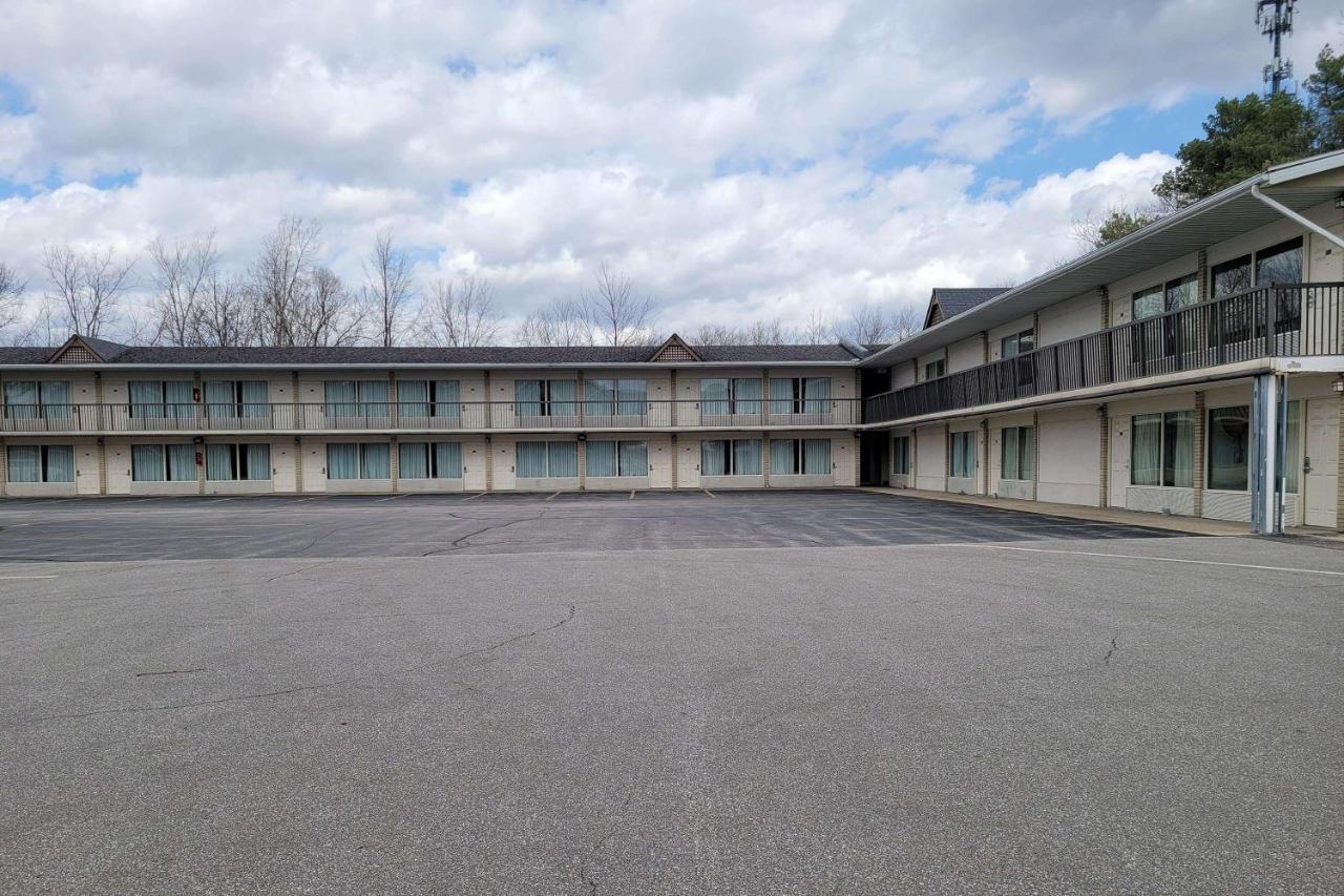 Days Inn By Wyndham Birch Run Exterior photo